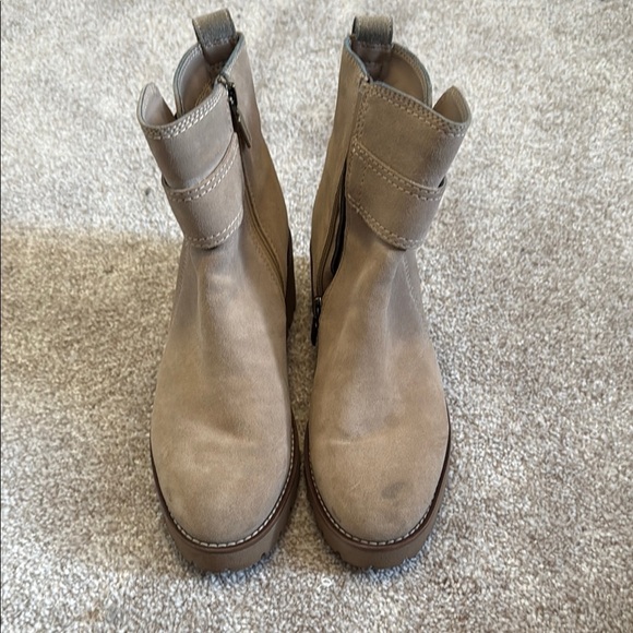 Blondo Tan Ankle Boots with Elastic Panels - Picture 1 of 3